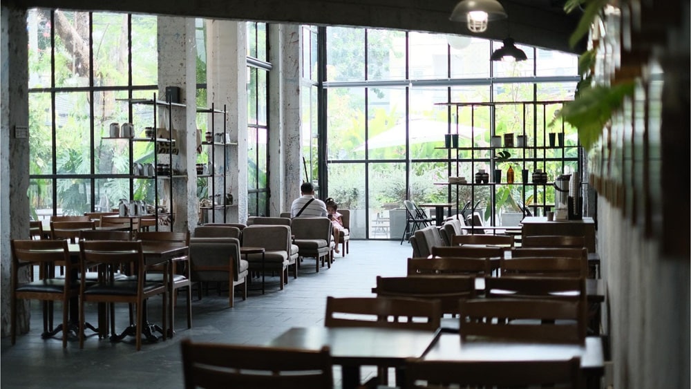 Quán có không gian bên trong nhà và ngoài trời phục vụ khách hàng 